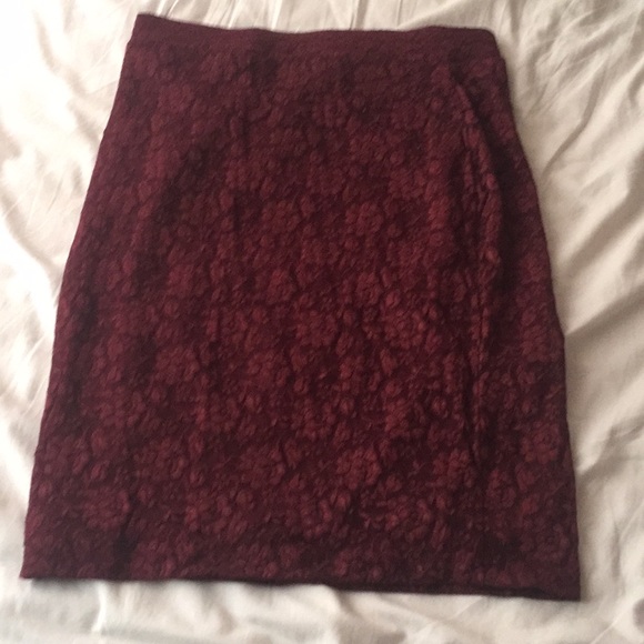 Red skirt floral lace - Picture 1 of 3